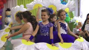 песня а ромашковое поле зацвело детство детство протяни свое крыло Tanec Romashkovoe Pole Na Vypusknom 2018 Muz Ruk Hvorostinina T V Youtube