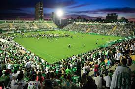 You on the lawn of the condá arena! Fans Pay Tribute To Chapecoense Players Killed In Plane Crash 8 Chinadaily Com Cn