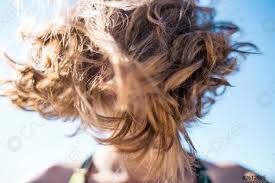 Il vento tra i capelli è un libro scritto da paola cerroni pubblicato da ass. I Capelli Soffiano Nel Vento Foto D Archivio Crushpixel