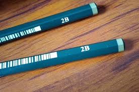 Pensil ini memiliki tekstur yang licin atau terkesan berminyak sehingga susah untuk di aplikasikan di media kertas. Pernah Perhatikan Kode 2b H Atau Hb Di Pensil Ternyata Ada Pengaruhnya Pada Kehitaman Goresan Pensil Semua Halaman Bobo