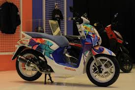 Jadi yang lengkap fotonya cuma ada 3, salah satunya versi aksesoris. Simak Ragam Modifikasi Honda Genio