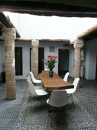 Five Columns Is A Beautiful 200 Year Old House Located In The Chbanat District Near The Main Gate Of Bab Ma Maison Marrakech Belle Maison Maison