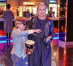 Doma ale řeší zpěvačka první problémy se synem, který bára basiková je zasloužilá trojnásobná maminka. Sklon K Extravaganci Zdedil Po Slavnych Rodicich Syn Bary Basikove V Kine Nesundal Ani Bryle Super Cz