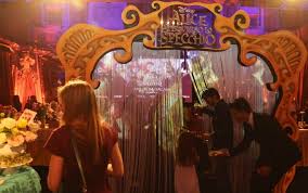 Titolo originale alice through the looking glass. Milano A Palazzo Reale La Premiere Di Alice Attraverso Lo Specchio Sky Tg24
