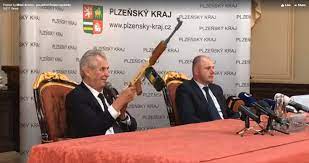 Prezident miloš zeman sklidil za své vystupování v pořadu partie terezie tománkové ostrou kritiku. Czech President Jokingly Threatens Journalists With An Assault Rifle Replica Global Voices