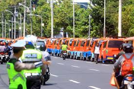 Dimulai dari perusahaan otobus (po) putera mulya, yang meluncurkan trayek bus milik putera mulya menggunakan tipe scania double decker. Foto Ratusan Sopir Angkot Demo Tolak Trayek Bus Trans Semarang