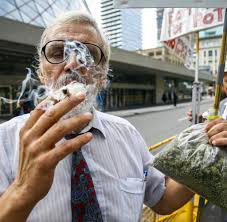 In japan ist marihuana genau wie andere drogen streng verboten. Kiffen Darum Rauchen Senioren Von Heute Cannabis Welt