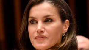 Letizia di Spagna gioca con lo spacco ed è uno schianto