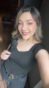 A veces una sonrisa lo dice todo… Estoy en un momento lindo, lleno de  movimiento, de aprendizajes y de canciones nuevas que me emocionan  muchísimo. 🎶💛 Muy pronto les voy a contar