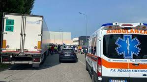 Alcuni presenti hanno raccontato che il tir ha sorpassato la fila dei camion fermi dietro i. Gcikidefu5wpgm