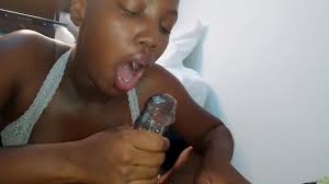 Cute petite amie africaine Hot de 18 ans suce une grosse bite mieux que sa  femme - Jhodez