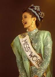 Here's looking back at some of her iconic and rare pictures from the pageant. Pin On Aishwarya Rai Bachchan
