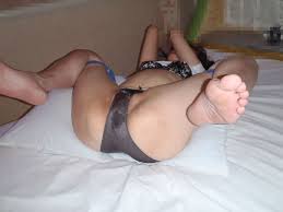 SEXする前からマン汁パンツがビッショリ熟女妻の下着姿がｗｗｗ奥さんヤル氣マンマンだねぇーｗｗｗ | 素人エロ画像やったる夫