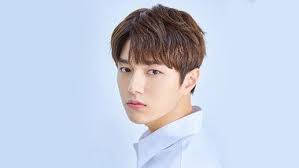 He debuted as a vocalist of boy band . Kim Myung Soo L Aktor