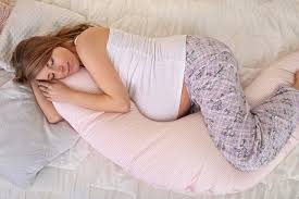 Kini, ada yang direka khas untuk membantu posisi tidur ibu mengandung. 10 Rekomendasi Bantal Hamil 2019 Untuk Kenyamanan Tidur Saat Mengandung