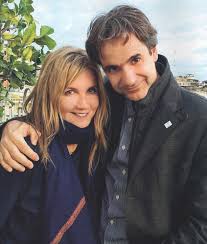 .εφόσον το επιτρέπουν τα επιδημιολογικά δεδομένα και γι΄αυτό το λόγο έχει ζητήσει από την επιτροπή να επανεξετάσει τόσο το θέμα της μουσικής στην εστίαση, όσο και το όριο ατόμων στους γάμους. Kyriakos Mareba O Erwtas Oi Dyskolies Kai To Diazygio Poy Den Hr8e Pote Kosmika Gossip Womenonly Gr