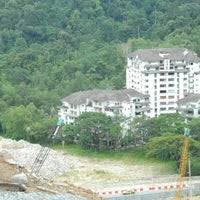 The 2008 bukit antarabangsa landslide was a landslide that occurred on 6 december 2008, in bukit antarabangsa, ulu klang, selangor, malaysia.the landslide, which is believed to have buried 14 bungalows in taman bukit mewah and taman bukit utama, occurred at about 4 a.m. Tempat Kejadian Tanah Runtuh Bukit Antarabangsa Autres Grands Espaces