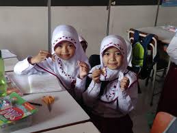 Cara mengembangkan imajinasi anak nia hidayati. Anak Anak Kelas 2 Sd Juara Bandung Senang Belajar Pecahan Sd Juara Bandung
