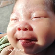 Bakit nga ba kailangang paarawan ang mga baby tuwing umaga ❤ Una dahil ang  morning sunlight ay ViT D kaya nakakatulong na makaabsorb ng Calcium na  kailangan para sa strong bones ni