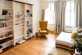 Superschones Wg Zimmer Mit Senfgelbem Sessel Und Grossem Regal Fur Viele Bucher Wgzimmer Room Wohnen Shelf Books Zimmer Wg Zimmer Feng Shui Schlafzimmer