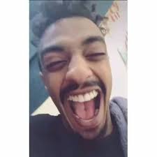 اتواصلنا مع الاستاذ المبدع الربيع طه، بغرض اعتماد صورته كلوقو دائما للصفحة.  نحن حبينا نستاذنو قبل ما نعمل اللوقو، وهو وافق جدا ورحب بالفكرة، وقال مدام  الغرض توعوي ما عندو مانع، وأضاف