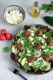 Sommersalat Mit Rinderhackballchen Glutenfrei Laktosefrei Histaminarm In 2020 Sommersalat Salat Lebensmittel Essen