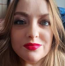 Największy błąd, jaki można popełnić, to pozwolić zostać niektórym ludziom  w naszym życiu o wiele dłużej niż na to zasługują. Odpuść sobie znajomości,  które nie są dla Ciebie. Ty też dla wszystkich