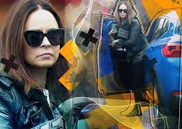 Andreea marin (andreea violeta marin), supranumită 'zâna surprizelor', este una dintre cele mai a fost câștigătoarea trofeului „cea mai iubită vedetă feminină de televiziune', în ediția din 2002 a. Iubitul Consul A Cerut O De SoÈ›ie Pe Andreea Marin Da Sau Nu Am Elucidat Misterul