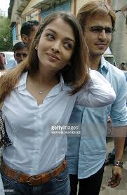 Indian Bollywood Actress Aishwarya Rai L Alongwith Friend And Colleague Vivek Obe Indian Bollywood Actress Actress Aishwarya Rai Aishwarya Rai Without Makeup