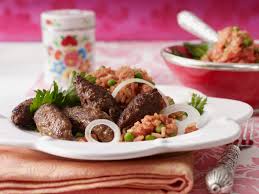 Cevapcici Sind Ein Klassiker Der Balkankuche Wie Du Die Hackfleischrollchen Selber Machst Erklaren Wir Dir Rezepte Rezept Cevapcici Cevapcici Rezept Original