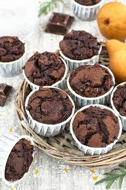 A questo impasto base per i muffin senza burro, si possono aggiungere qualsiasi altro ingrediente (frutta, cioccolata, etc.) sono arrivata a questa ricetta, dopo varie prove.e sembra il giusto compromesso per un dolce light! Muffin Pere E Cioccolato Golosi E Morbidissimi Senza Burro