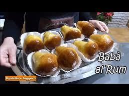 Per realizzare il babà al rum dovete prima di tutto prendere una ciotola e versarci il lievito di birra sbriciolato, lo zucchero, la scorza di limone e il burro santa lucia ammorbidito e ridotto a pezzetti. Baba Al Rum Ricetta Baba Napoletano Facile E Perfetta Risultato Sorprendente Youtube