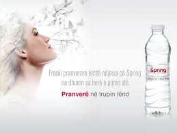 Uje brandelius har skrivit manuset som bygger på scenföreställningen med samma namn. Spring Kosova Home Facebook