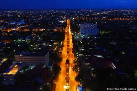 Melalui gambar pemandangan indah di malam hari kita melihat lebih dalam lagi tekstur serta corak keindahan kehidupan ketika malam tiba, berikut ini beberapa gambar pemandangan indah dimalam hari. Ini Dia Pemandangan Indahnya Kota Palangka Raya Malam Hari