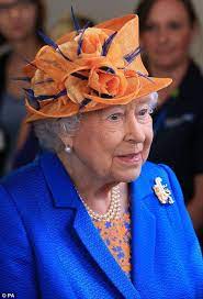 The Queen Visits Victims At Royal Manchester Children S Hospital Elizabeth Segunda Rainha Elizabeth Realeza Britanica
