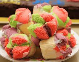 A rice noodle roll (also translated as steamed rice roll) is a cantonese dish from guangdong province in southern china and hong kong, commonly served either as a snack, small meal or variety of dim sum. Hanya Bermodal Panci Saja 8 Resep Kue Kukus Tanpa Oven Ini Bisa Kamu Praktikkan Di Rumah