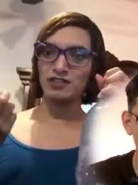 late se parece a Charlotte Lascuráin 😆 ya lo había notado #onecoincr...