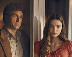 Publié en 2012, la vérité sur l'affaire harry quebert , de joël dicker, a remporté le grand prix du roman de l'académie française et le goncourt des lycéens, il a été traduit dans le monde entier et vendu à plus d'un million d'exemplaires. Kristine Froseth And Patrick Dempsey In The Truth About The Harry Quebert Affair Por Do Sol Personagens