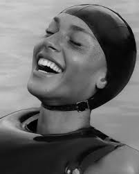 BTS @dovecameron wears AK Crystal pencil skirt for @marieclaireuk BTS  photo: @maggie.joyner Editor in Chief @andreacanwrite Editor @sunileo86 Art  Editor @treeburns Interview @lottejeffs Styling @phoebelettice Make-up  @kaleteter using ...