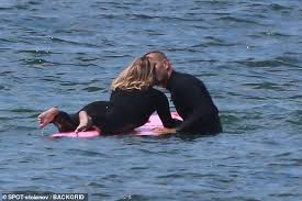 House of cards dizinin yıldızı robin wright, erkek arkadaşı clement giraudet ile fransa'da evlendi. Robin Wright 54 And Husband Clement Giraudet 34 Pack On The Pda While Surfing In Malibu Readsector