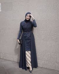 Model ini biasanya hanya menggunakan 1 atau paling banyak 2 jenis kain. The Bride Dept Di Instagram Here S Another Bridesmaid S Look That We Love From Megaiskanti Dengan Des Model Pakaian Model Pakaian Muslim Model Pakaian Hijab