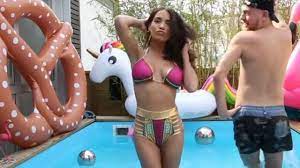 Maddy burciaga a fait monter la température d'un cran sur instagram aujourd'hui ! Le Maillot De Bain Rose Et Dore De Manon Marsault Dans Les Marseillais South America Spotern