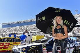 How many girls are in this photo? Monster Energy Verlangert Als Titelsponsor Der Nascar Topliga