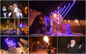 בכל אחד מלילות חג החנוכה קיימת ביהדות מצוות הדלקת נרות בחנוכייה, שמונה בסך הכל. Hkyhesbrxmlcnm