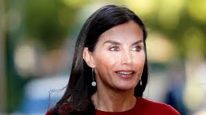 Letizia di Spagna, una regina rock: l'outfit rosso fuoco è coi pantaloni di  pelle