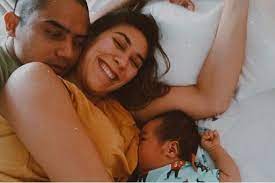 Kepedulian kita adalah langkah awal untuk menciptakan atmosfer yang sehat di lingkungan ibu, dan juga bentuk lain dari dukungan sosial kita kepada ibu yang. 5 Hal Yang Bisa Dilakukan Suami Saat Istri Menyusui Ia Pasti Senang