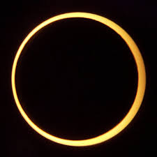 Totale sonnenfinsternis am himmel zu sehen. Uyjkqzn70ggzkm