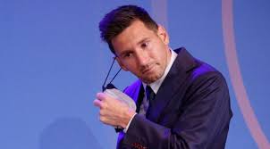 La prise de parole de l'attaquant argentin de 34 ans, libre de tout engagement contractuel et proche du psg se déroulera à 12h. Yw4pwmhil9az1m