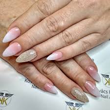 nagel in mandelform lang sommer glitzer gold babyboomer nagel nageldesign nageltrends sommer nailsart almond nagel inspiration nagel nageldesign bilder
