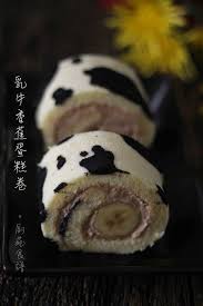 续巧克力香蕉蛋糕卷后 我又卷了这个乳牛蛋糕卷 依然是以香蕉做为内馅 说也奇怪 向来最怕卷蛋糕了 又要卷又要打发鲜奶油的 觉的挺麻烦的 然而一旦迷上了 就疯狂的连续卷了几天 忽然又觉得一点也不麻烦了 哎哎 女人嘛最麻烦了 cake roll recipes
